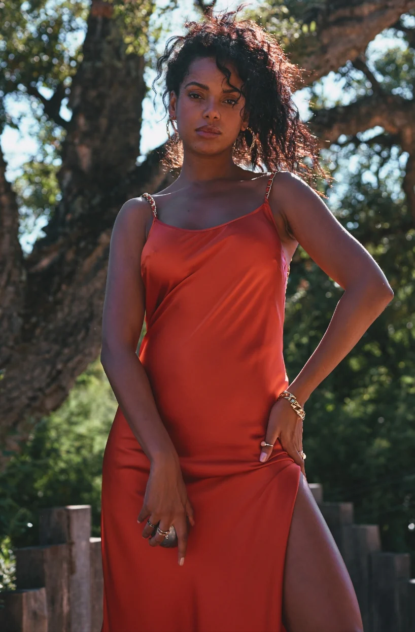 Robe en satin rouge Ava au décolleté dos orné de bijou doré - Image 3