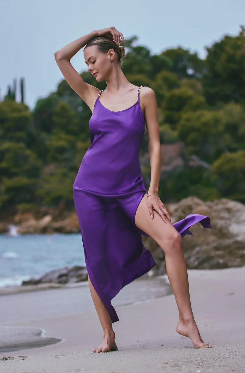 Robe en satin violet Ava au décolleté dos orné de bijou doré - Image 2