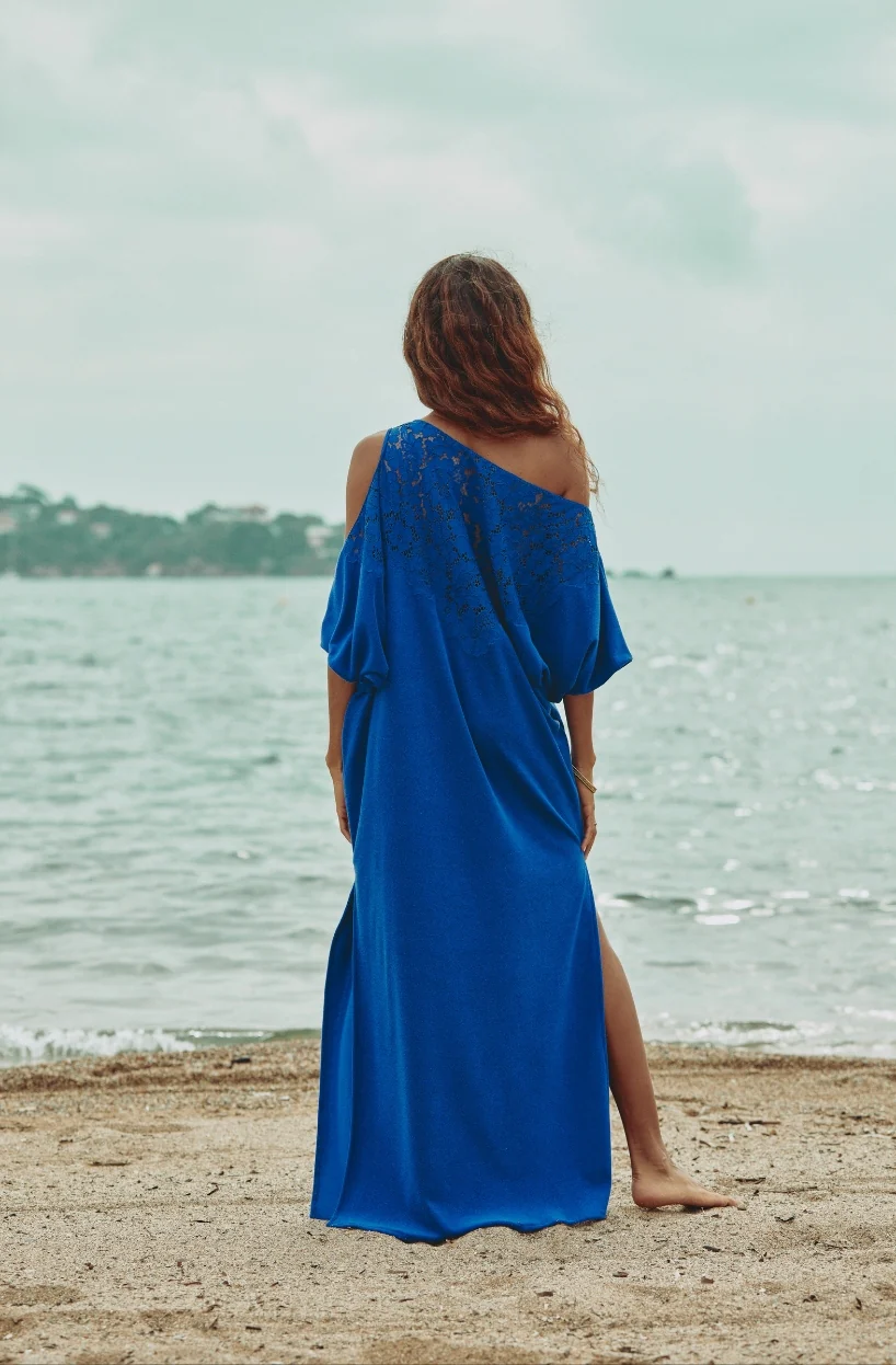 Robe longue bleue à épaule dénudée Céleste en molleton de coton et dentelle - Image 3