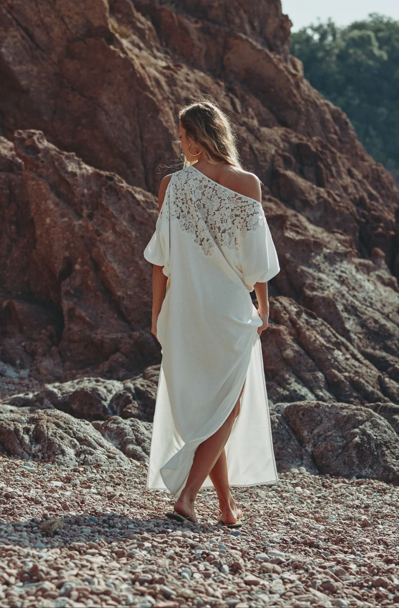 Robe longue blanche à épaule dénudée Céleste en molleton de coton et dentelle - Image 3