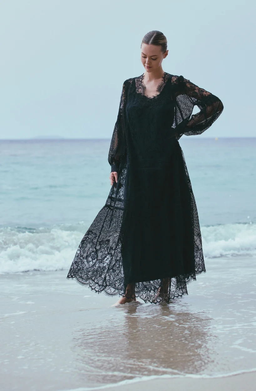 Robe longue Angèle en dentelle noire - Image 2