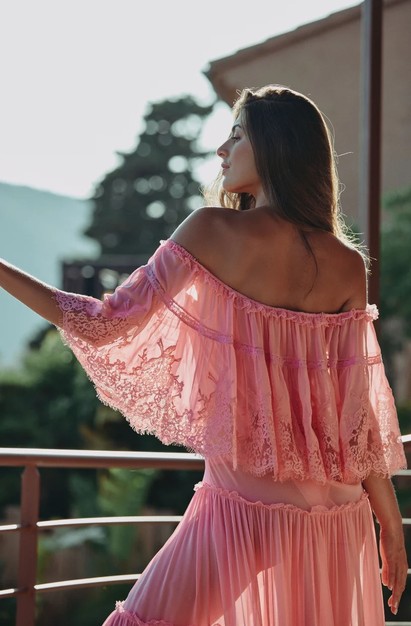 Robe longue Calista épaules nues en mousseline de soie et volant de dentelle rose - Image 3