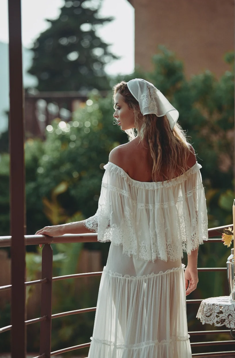 Robe longue Calista épaules nues en mousseline de soie et volant de dentelle blanche - Image 2