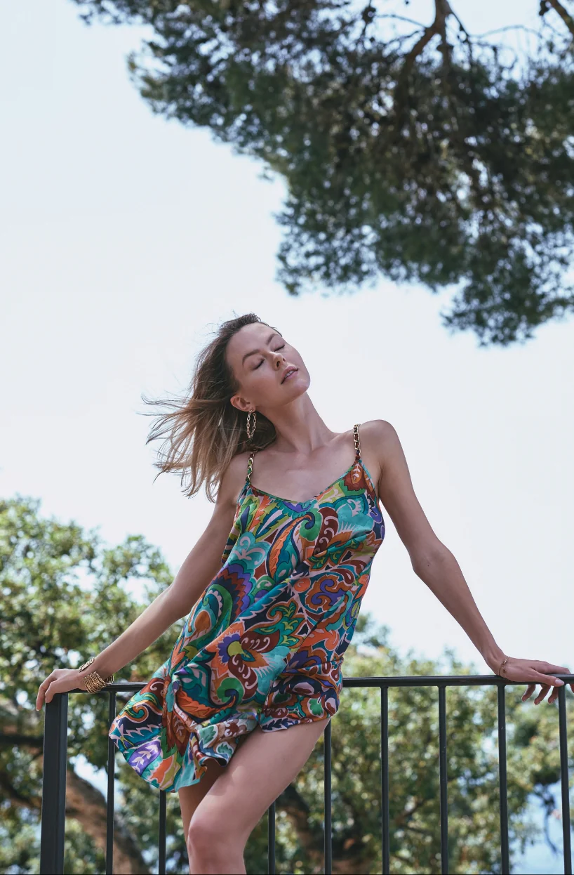 Robe nuisette courte Athéna en soie et bretelles bijoux dorés - Image 3