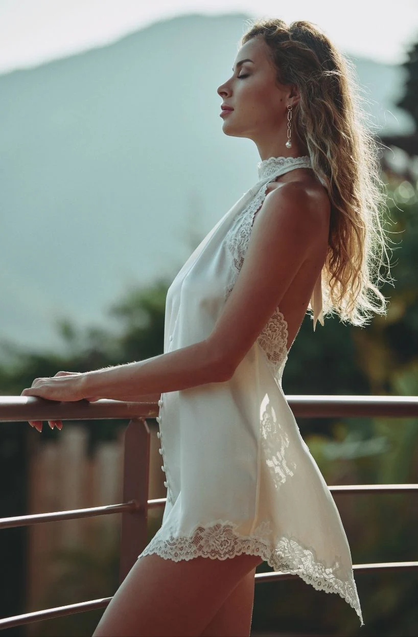Robe nuisette dos nu en soie et dentelle blanche Carmela - Image 4