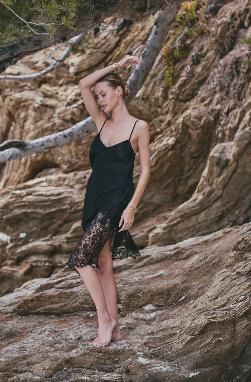 Robe nuisette Angèle en soie et dentelle noire - Image 3