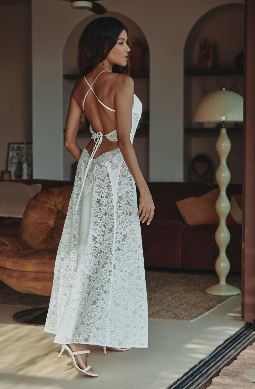 Robe nuisette longue évasée et dos nu en soie et dentelle blanche Carmela - Image 2