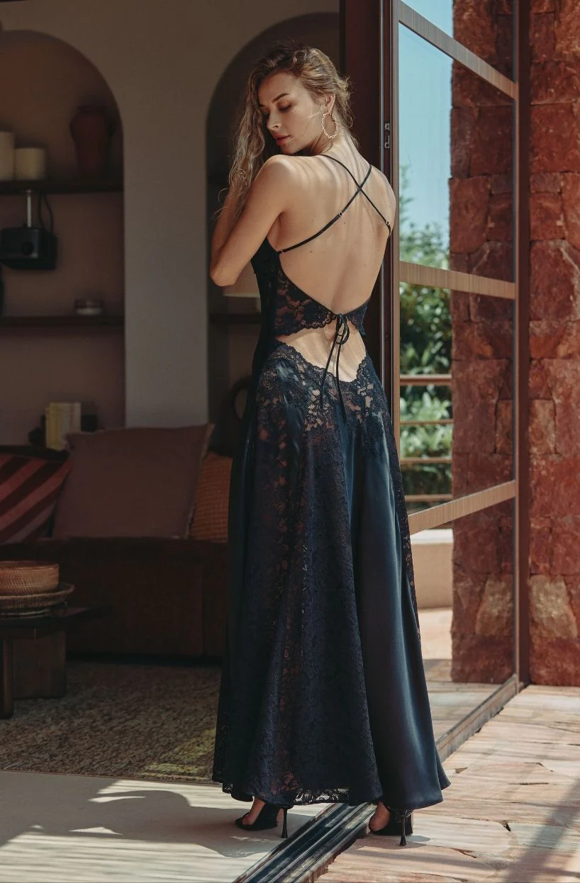 Robe nuisette longue évasée et dos nu en soie et dentelle noire Carmela - Image 4
