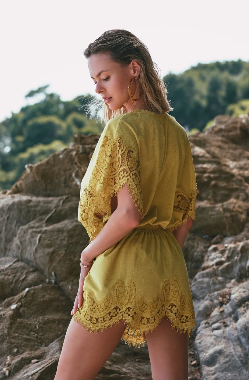 Robe tunique de plage Aphrodite en molleton de coton et dentelle jaune - Image 2