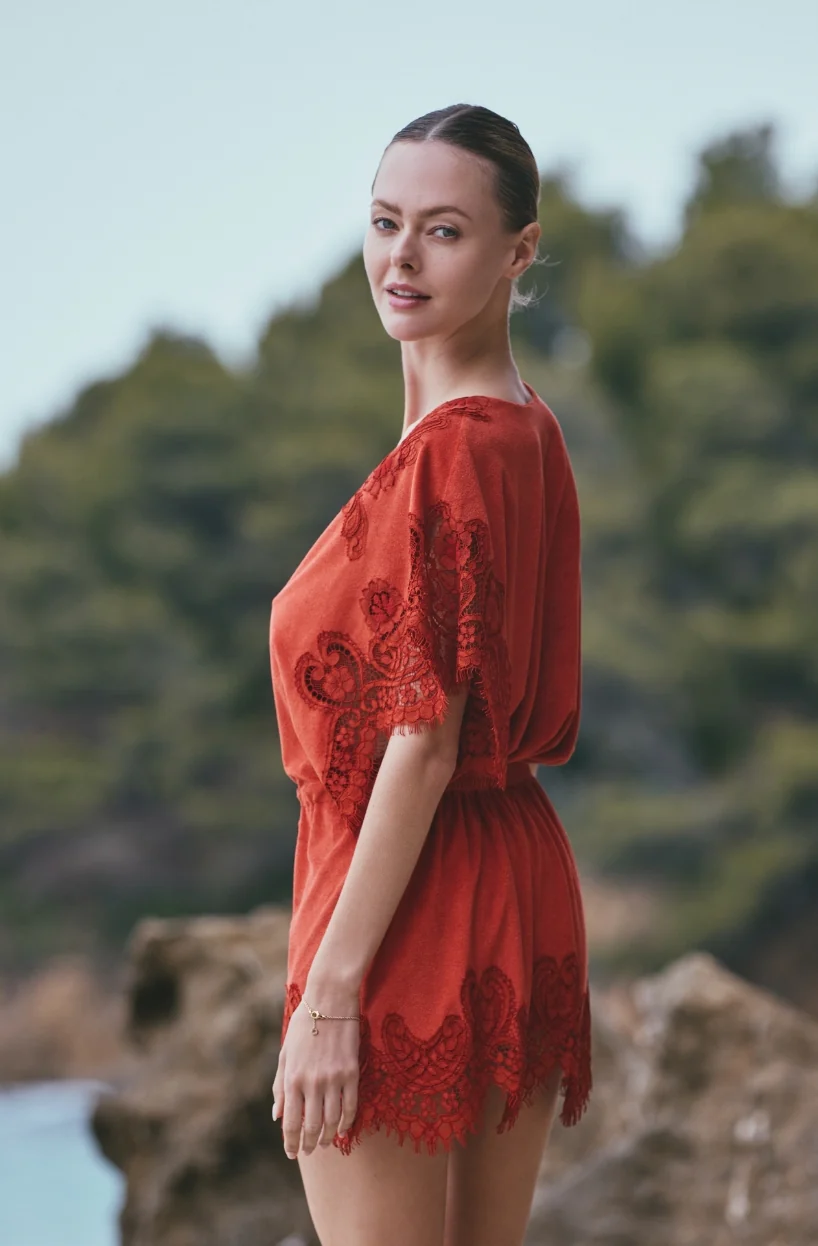 Robe tunique de plage Aphrodite en molleton de coton et dentelle rouge - Image 2