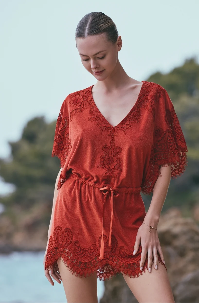 Robe tunique de plage Aphrodite en molleton de coton et dentelle rouge - Image 3