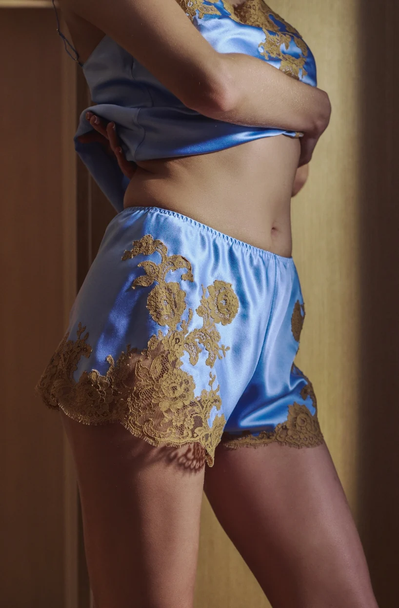 Short court Bénédicte en soie bleue pastel bordé de dentelle noisette - Image 2