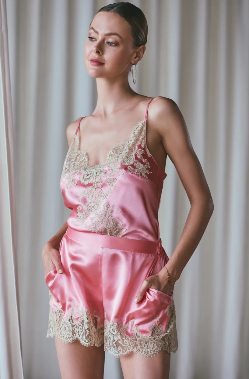 Short court Artémis en soie rose bordé de dentelle lin - Image 3