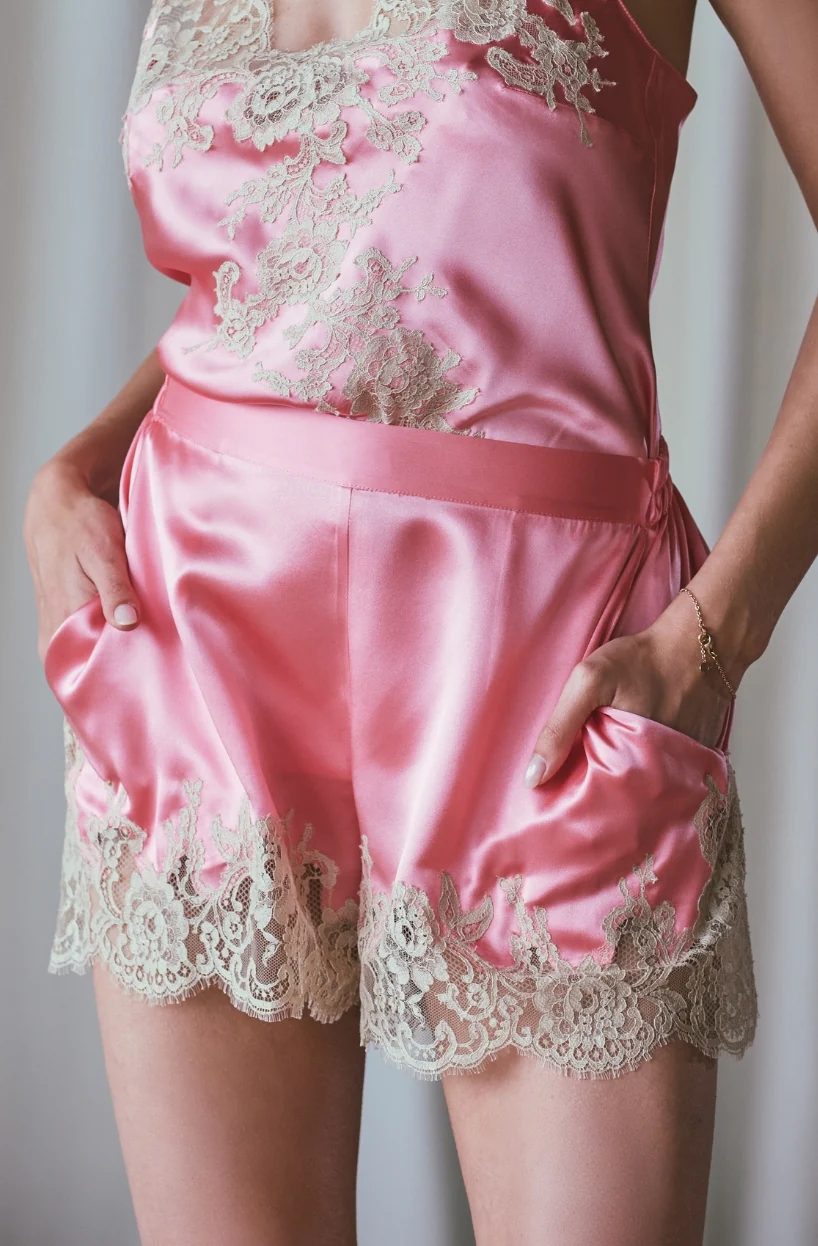 Short court Artémis en soie rose bordé de dentelle lin - Image 4