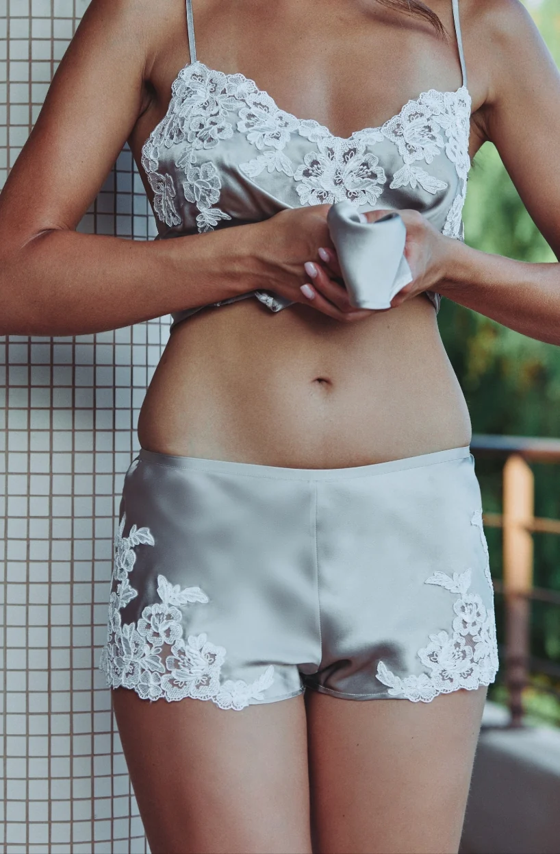 Shorty en soie grise et broderie blanche Carmela - Image 2