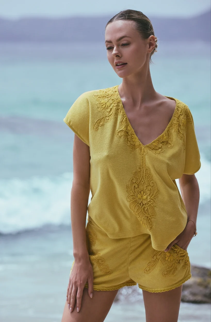 Top à manches courtes Aphrodite en molleton de coton et dentelle jaune - Image 2