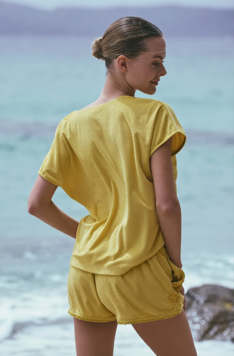 Top à manches courtes Aphrodite en molleton de coton et dentelle jaune - Image 3