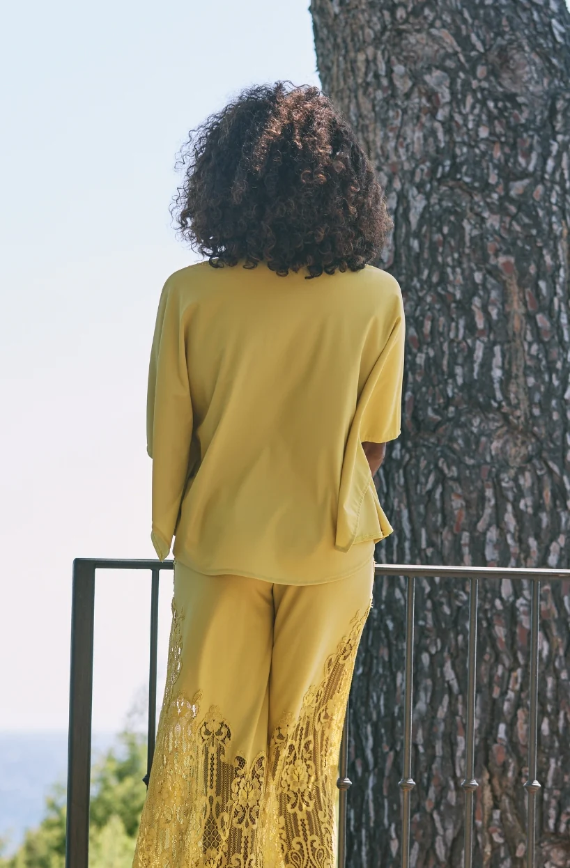 Top style tunique Aphrodite en maille et dentelle jaune - Image 2