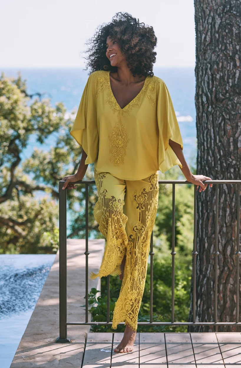 Top style tunique Aphrodite en maille et dentelle jaune - Image 3