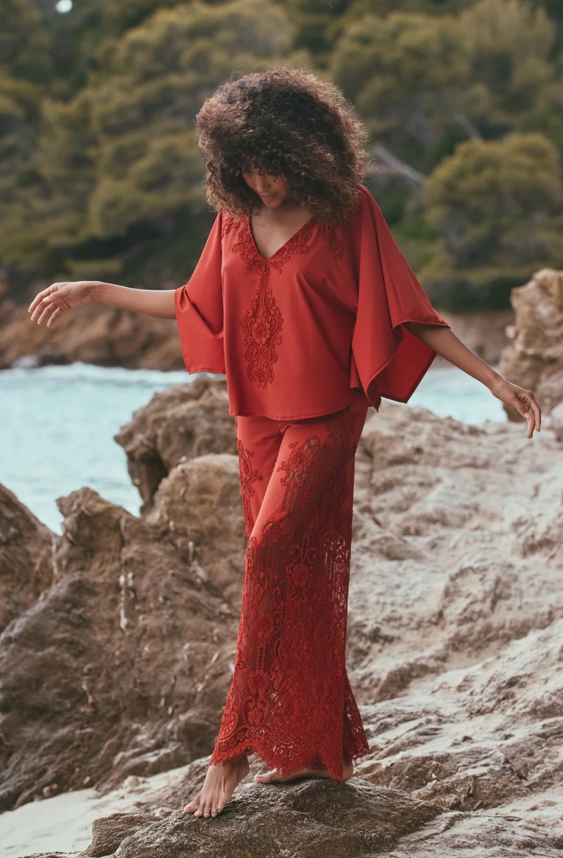Top style tunique Aphrodite en maille et dentelle rouge - Image 2