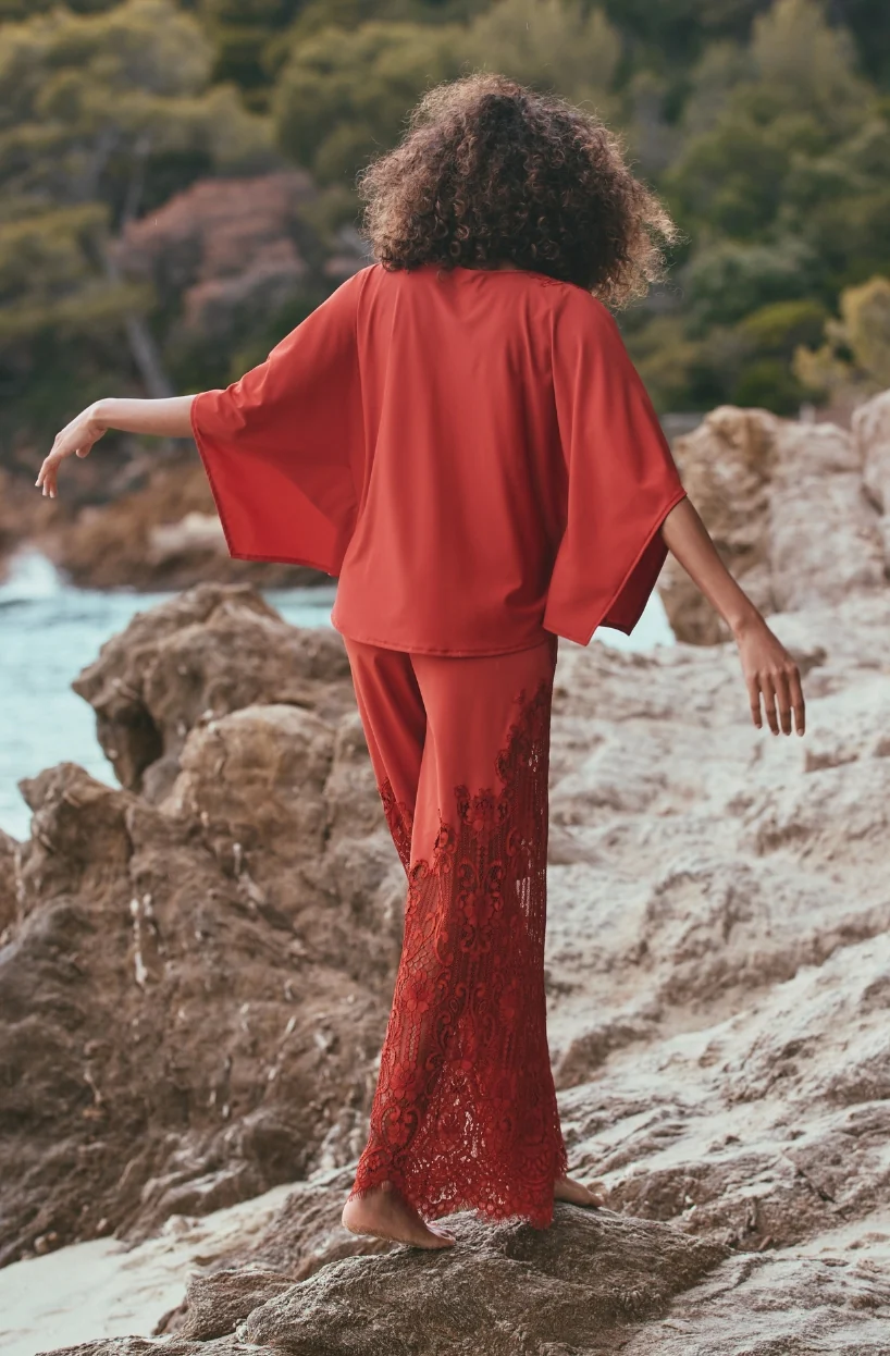 Top style tunique Aphrodite en maille et dentelle rouge - Image 3