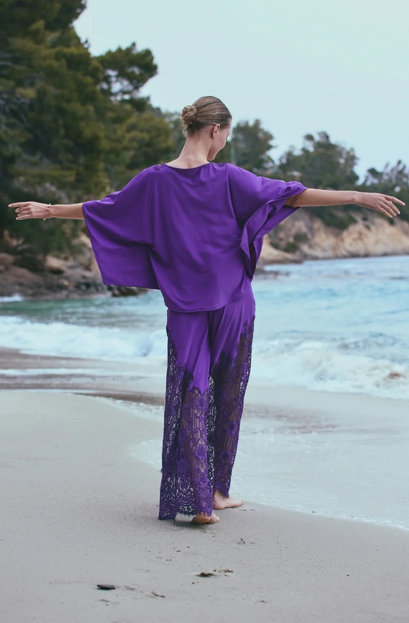 Top style tunique Aphrodite en maille et dentelle violette - Image 3