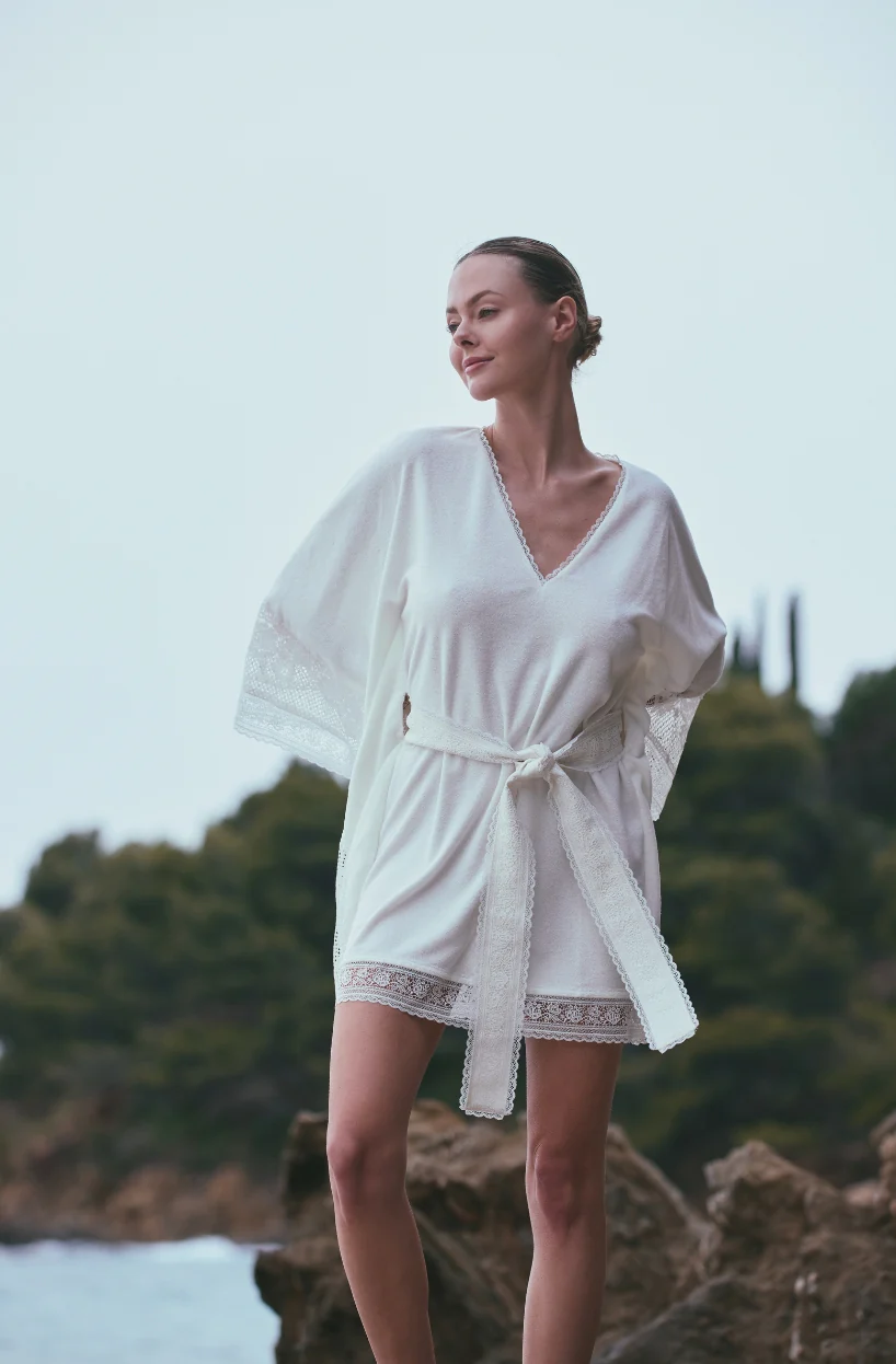 Tunique de plage Angèle en molleton de coton blanc et dentelle - Image 3
