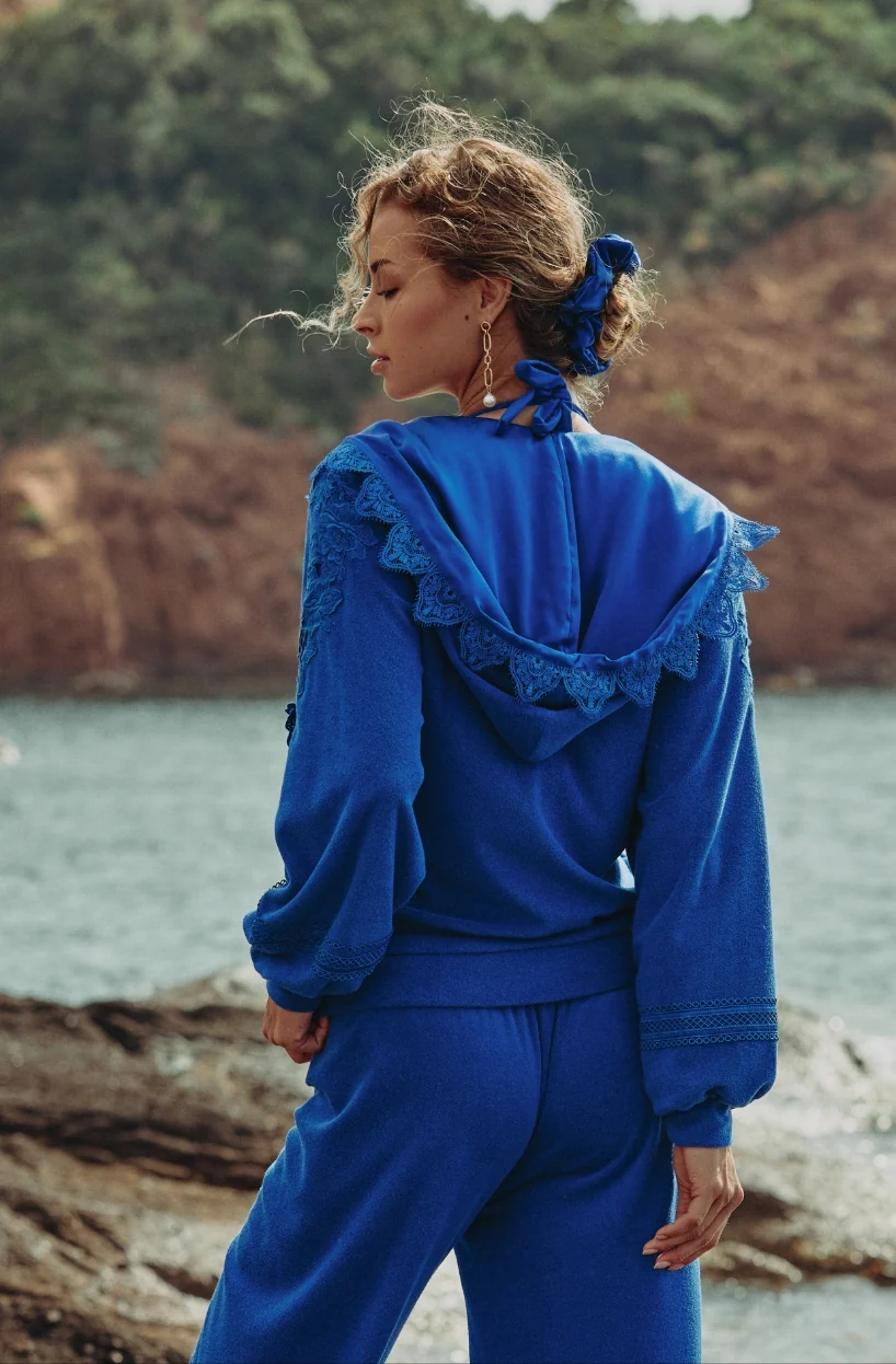 Veste à capuche Céleste en molleton de coton et broderies bleues - Image 2